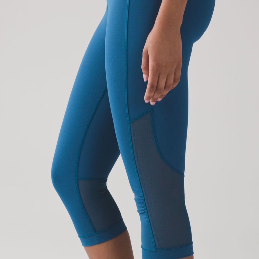 Lululemon Blue Cropped 17” Leggings with Mesh Panels